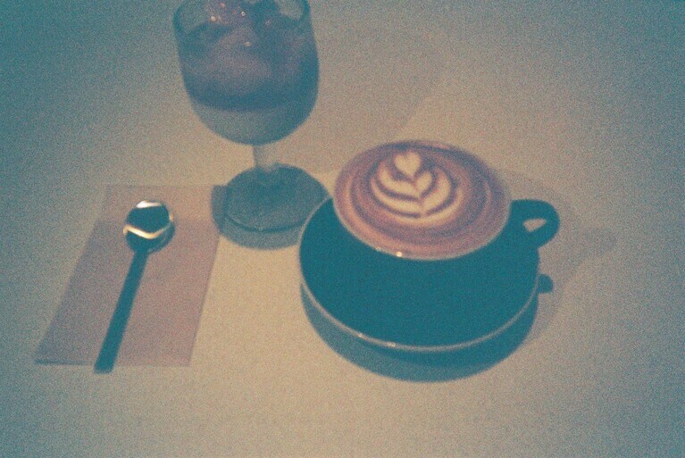 新潟駅近くのカフェにて、ほっと一息。店内はレコードが流れていてゆったりとした空間だった。