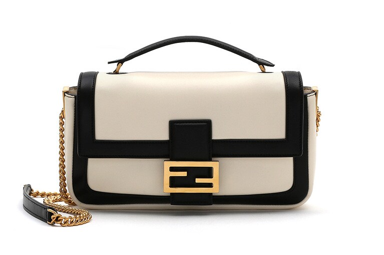 「バゲット チェーン」(ミディアム、H13.5×W27×D6cm) 302,000円／フェンディ(フェンディ ジャパン)