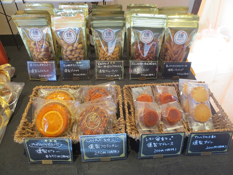 燻製ナッツと焼き菓子。