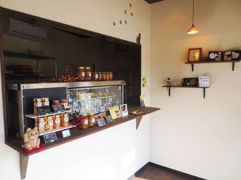 店内。2階の工房でお菓子を作っています。