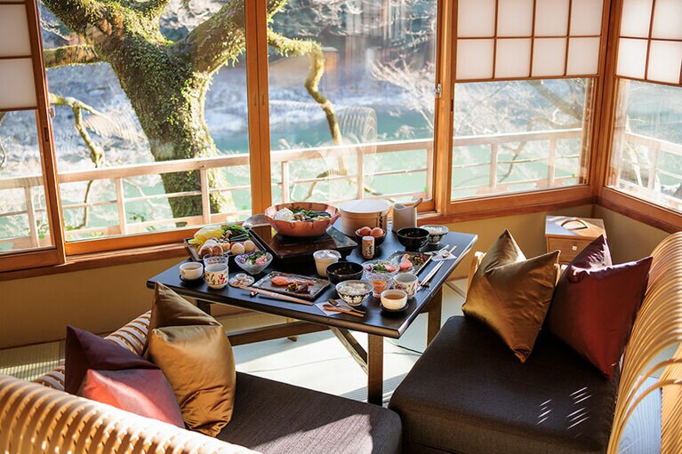 朝食は客室でもっとも眺めのいい場所にセッティング。景色と料理のマリアージュを。
