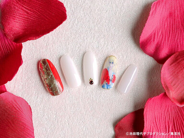 赤とゴールドで華やかなオスカルデザインの1つ。22,000円(サービス料15％別)。※ネイルは宿泊プランに関わらずホテルに宿泊中、および「ベルサイユのばら　アフタヌーンティー」を利用の方のみ。