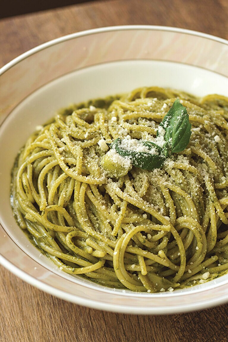 イタリアンクラシコのジェノベーゼ 990円。バジルの古代品種、イタリアンクラシコに松の実などを加えて作る自家製ジェノベーゼをたっぷりあえた、香り高い一皿。