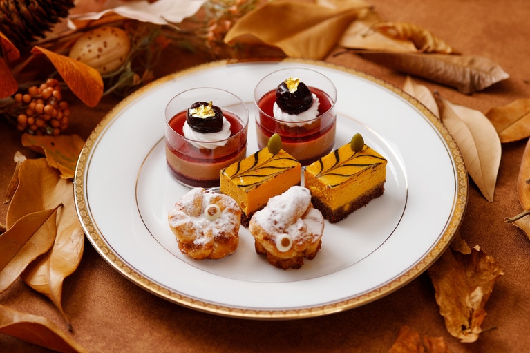 中段（スイーツ）のイメージ。「フォレノワール風カップヴェリーヌ」「かぼちゃのチーズケーキ」「ミイラのアップルシナモンパイ」。