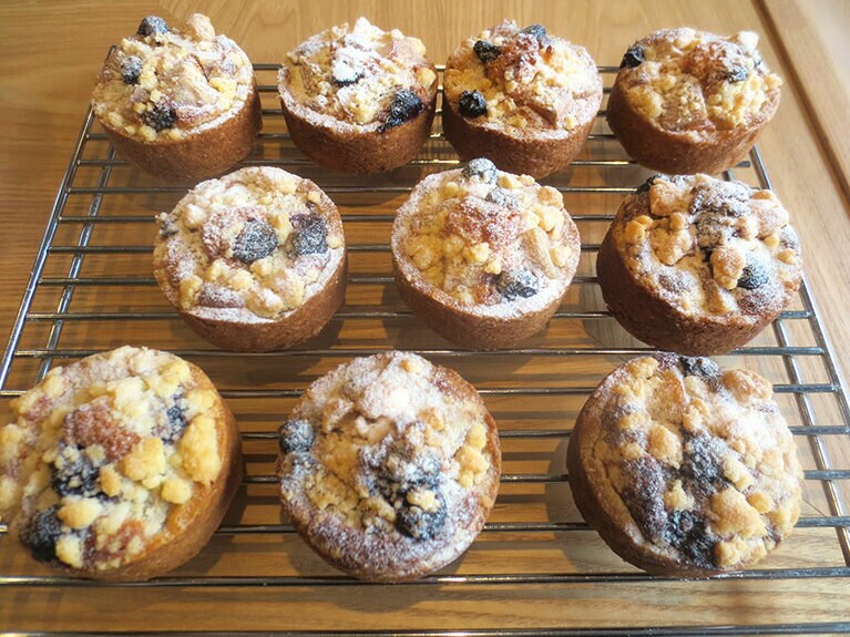 「タロイモとブルーベリーのタルト」450円。