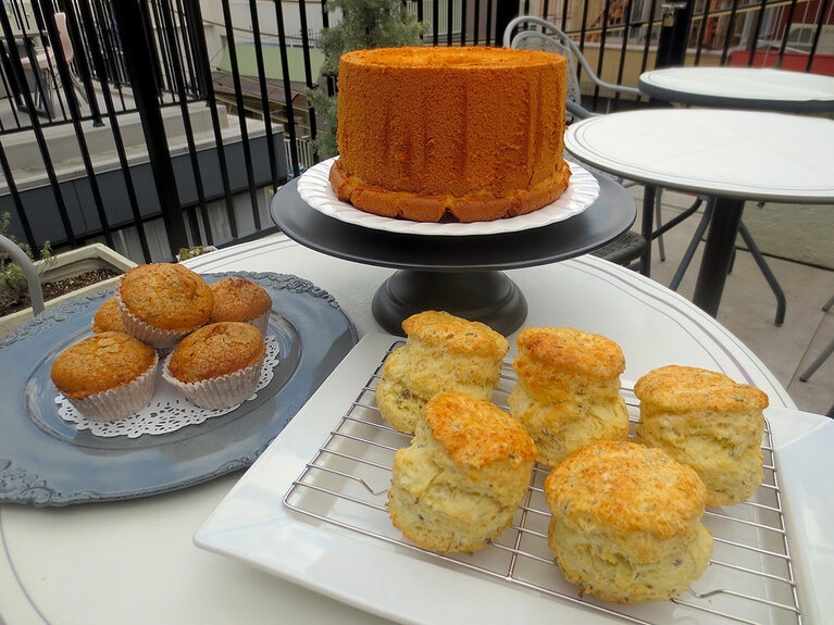 お菓子は、田中さん手作り。シフォンケーキ、スコーン、マフィン。どれもジンにも合うよう甘さ控えめ。