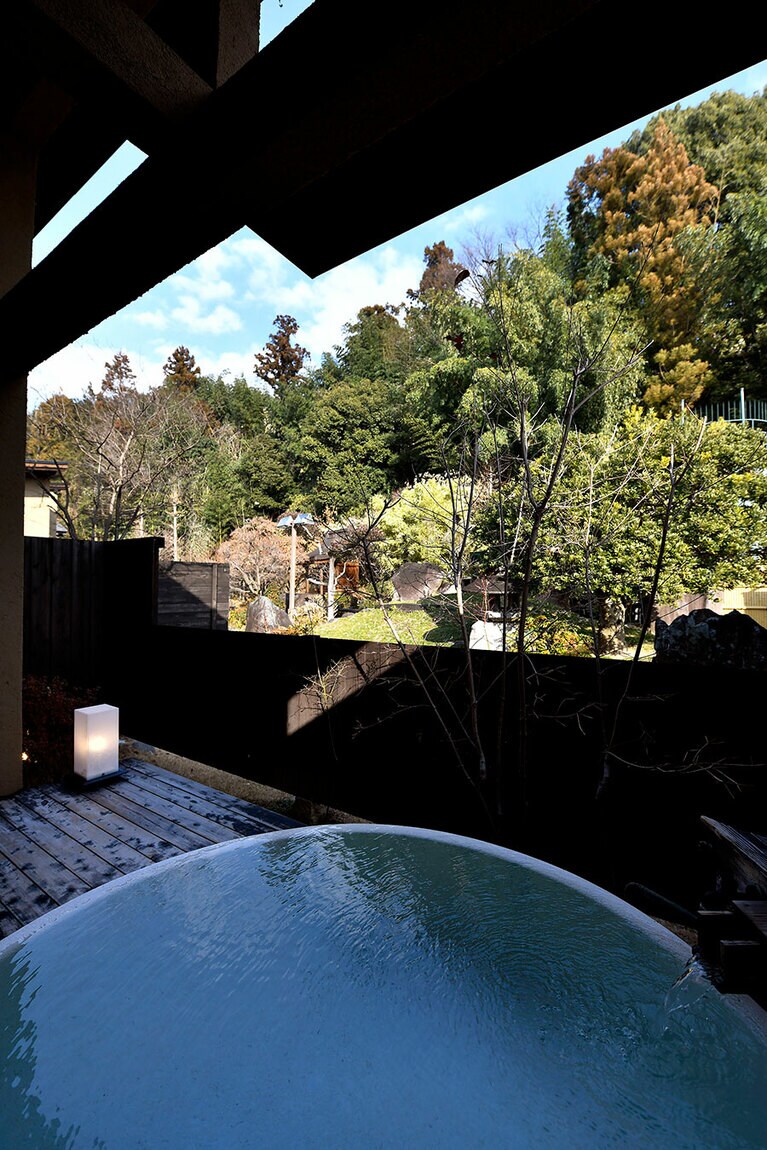 左：現存する日本最古のワイナリー「まるき葡萄酒」のワインを多彩に味わえます。
右：心ゆくまで温泉を楽しめる「別邸 露天風呂付き離れ」。