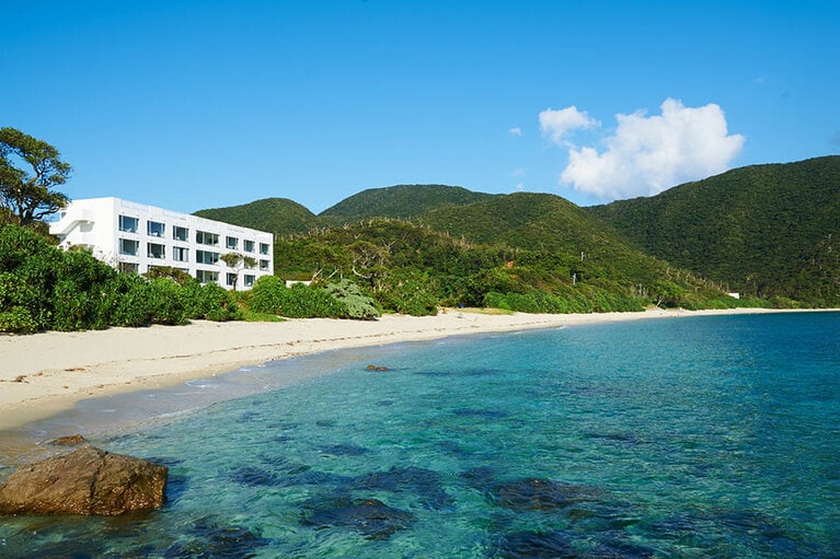 ヤドリ浜に面して佇むリゾート。周囲には商店などもなく、自然に没入できます。©THE SCENE