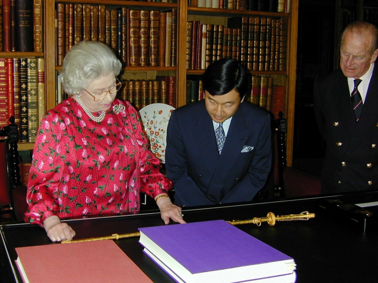 ロンドン郊外のウインザー城にある王室図書室で、エリザベス女王から日本ゆかりの品々について説明を受けられる皇太子さま（当時）
