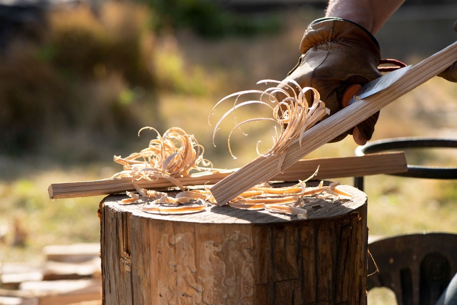 フェザースティックは、薪のほかに割り箸でも作れる。