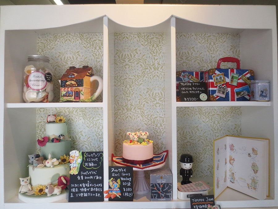 店内の棚には、ティーポットやミミさんが作ったシュガーペーストのシムネルケーキが飾られ、イギリスの缶入り紅茶も販売。