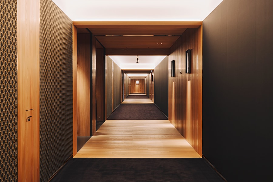 客室フロアの廊下は、厳粛な雰囲気を醸す。この左側には、416平米もの床面積を誇る“ブルガリ スイート”が。