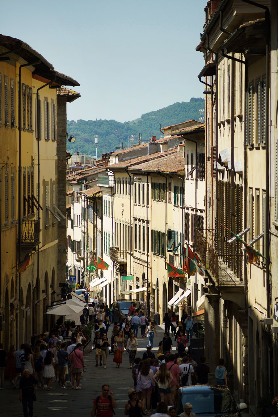 旧市街の目抜き通り、コルソ・イタリアには個性的な店が軒を連ねる。