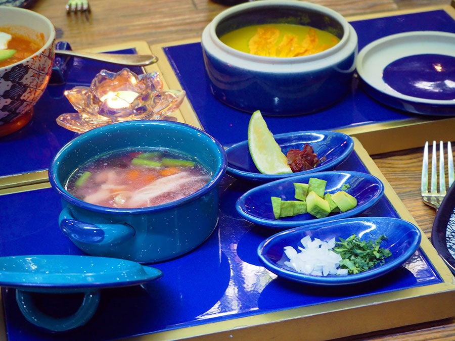 鶏ダシのトラルペーニョスープ 105メキシコペソ。ほかにもメキシコ各地の料理が味わえる。