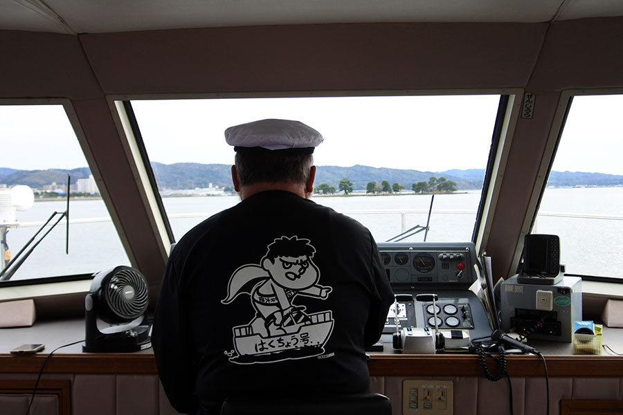 “はくちょう号”の愛称で呼ばれる宍戸湖観光遊覧船　はくちょう。高校の観光コースの学生が働きかけたクラウドファンディングによってこの春、「はくちょうIII」がリニューアル。