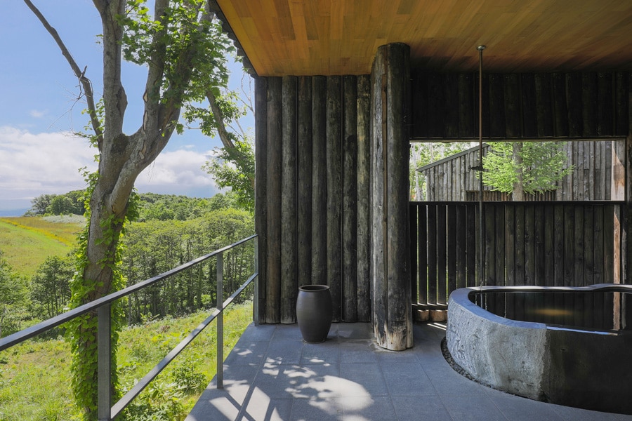 坐忘林［北海道／花園温泉］巨岩をくりぬいてつくられた露天風呂のある客室も。