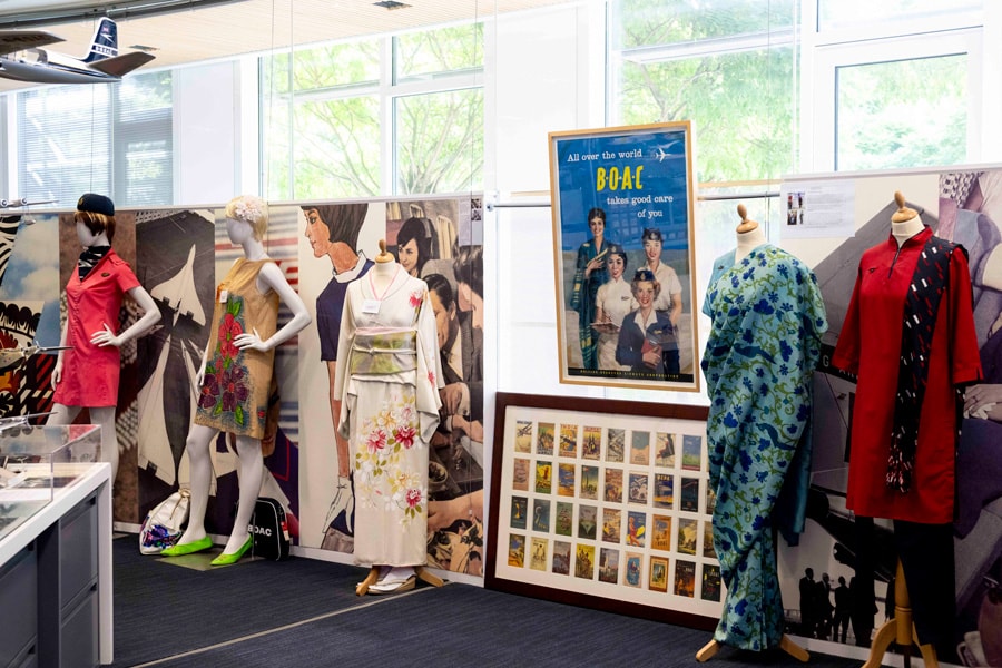 個性豊かな各国のキャビンクルーの制服も展示されている。