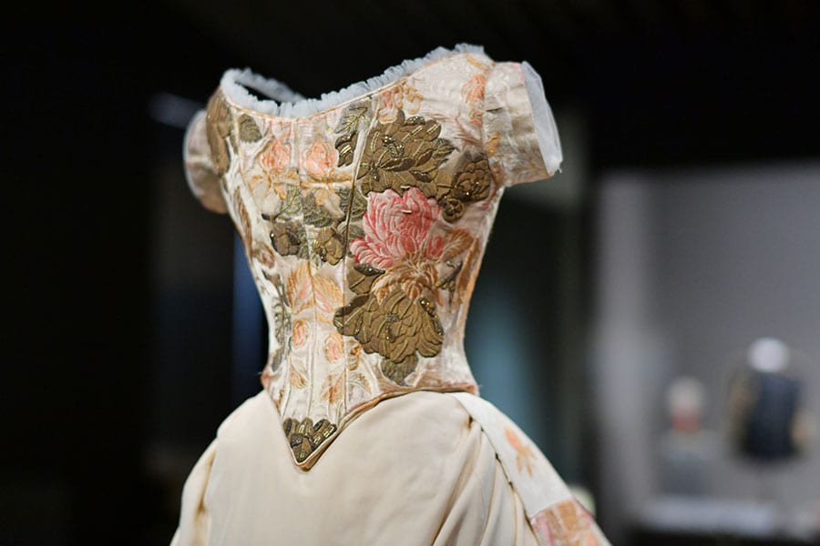 ボディスの縫製技術や刺繍の補強材などから、大礼服の仕立てと刺繍は日本国内で行われたと考えられている。