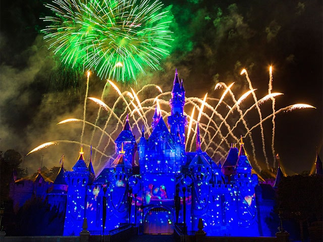 カリフォルニア ディズニーランド 世界一幸せな楽園の誕生パーティへ カリフォルニア ディズニーランド 60周年を迎えた夢と魔法の国