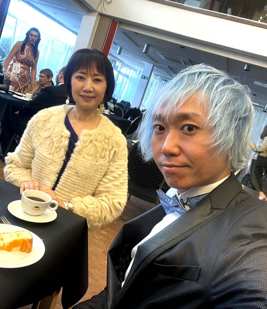 食事も愉しみのひとつ。母・千砂さんと。