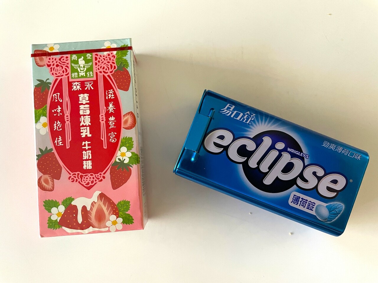 （左）森永　草苺煉乳　牛奶糖、（右）易口舒 eclipse 薄荷錠。キャラメルのパッケージはグッとくるデザイン。タブレットのフォルムも人気です。