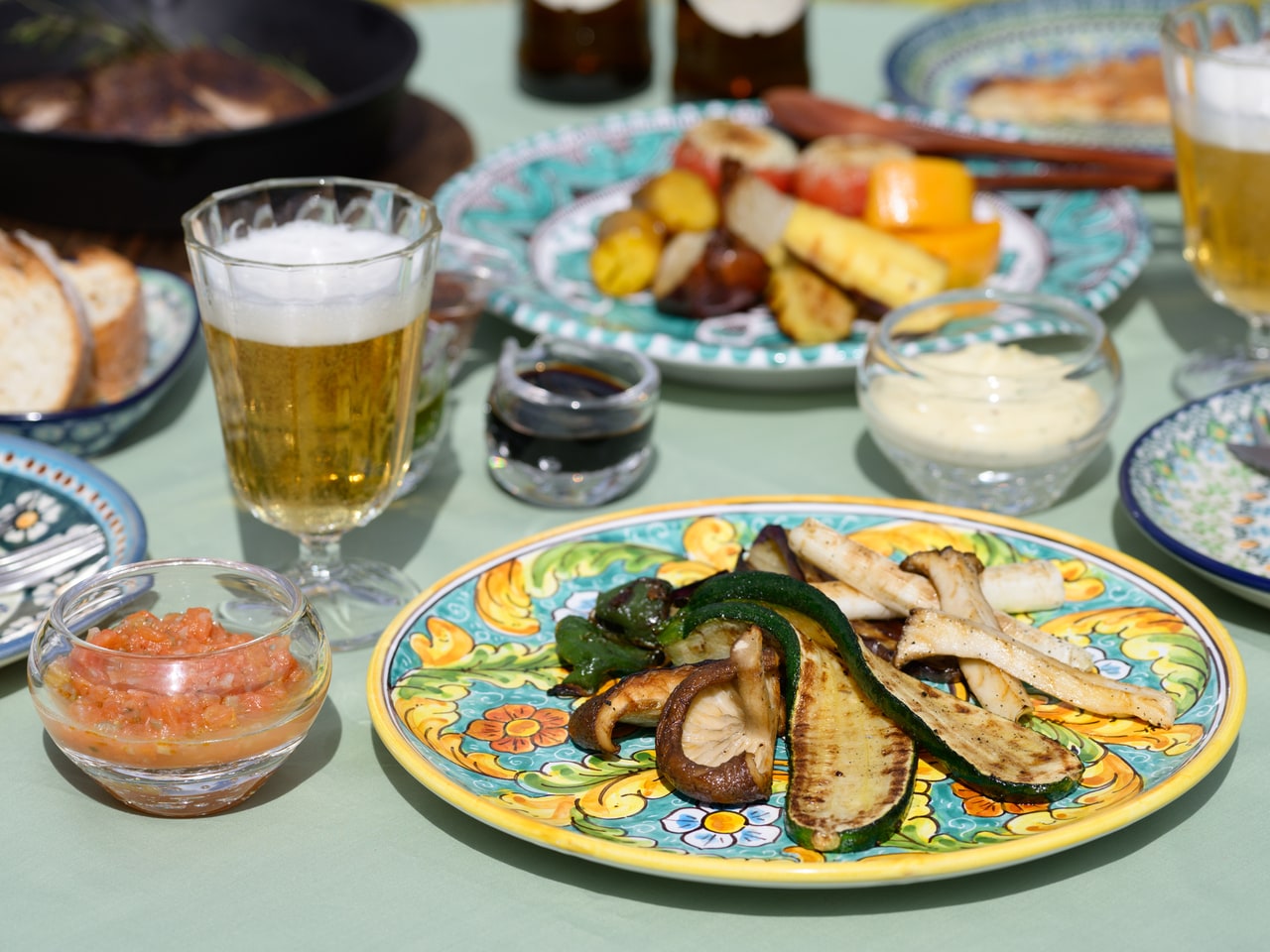 器はマヨリカ焼き(イタリアの陶器)で素朴ながらも特別感のある食卓に。