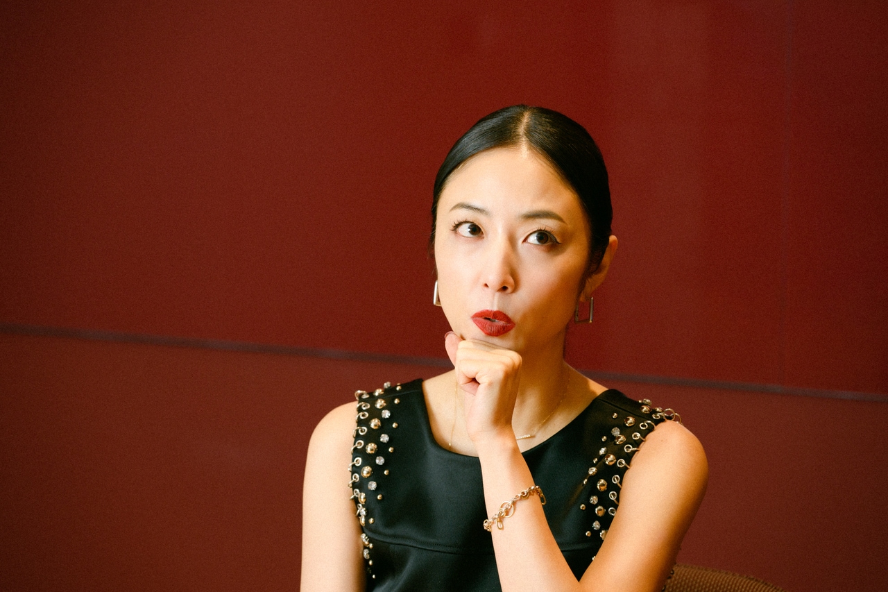 ドレス￥209,000（3.1 フィリップ リム／ 3.1 フィリップ リム ジャパン）、ピアス￥36,300、ブレス￥61,600（共にボーニー／エドストローム オフィス）