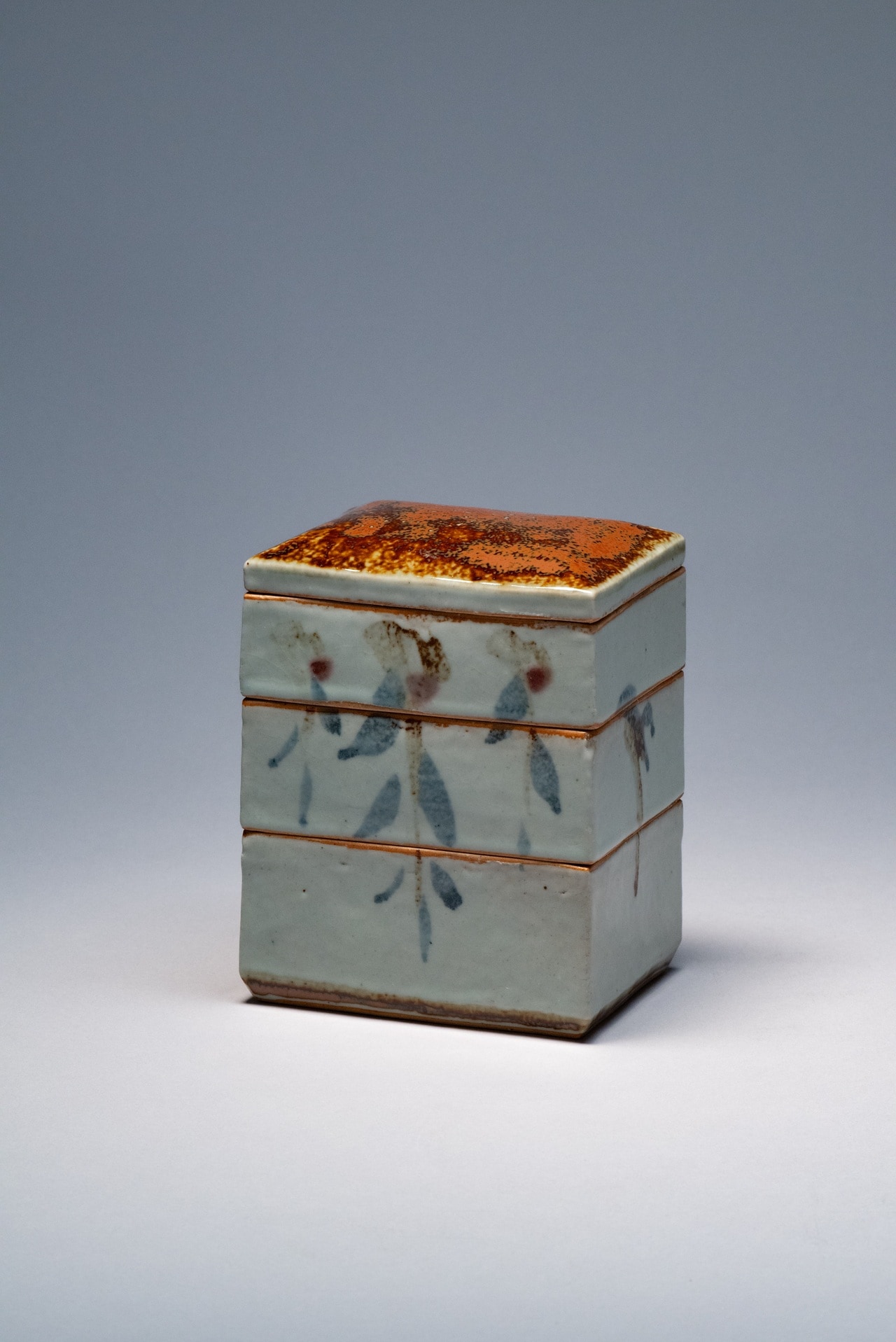 《草絵食籠（くさえじきろう）》河井寬次郎　1934（昭和9）年頃　総高16.0cm。「形は李朝のものからきていて、文様は日本の瀬戸からきてますね。影響を受けたものの技術や造形をミックスして作るという寬次郎らしさが出ています」（山田さん）
