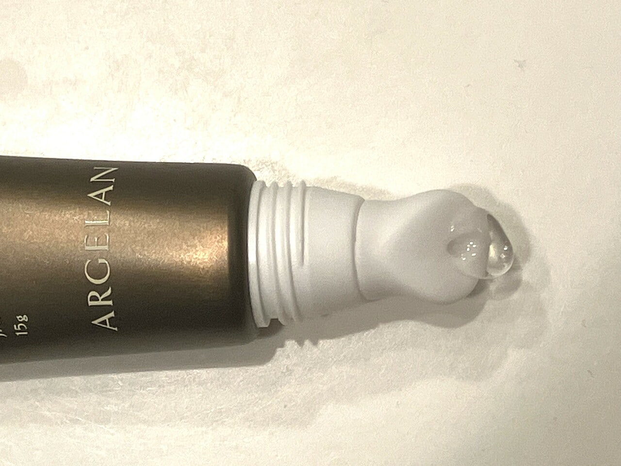 もちっとした透明のジェル。油分のベタつきは感じずなじみも速い。