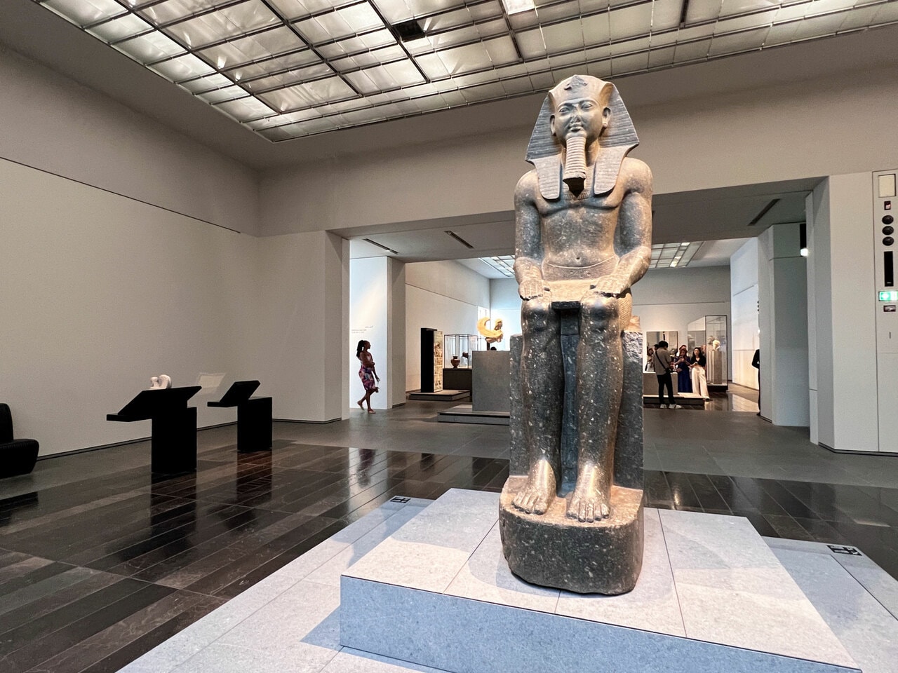 パリのルーブル美術館から貸与されている、紀元前13世紀の新王国時代にエジプトを統治したラムセス2世の像。