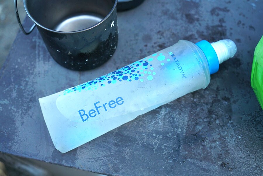 愛用している浄水器「カタダイン」の「BeFree」。このチューブを押しながら川の水を入れ濾過する。浄水された水をチューブからそのまま飲めるのが便利。