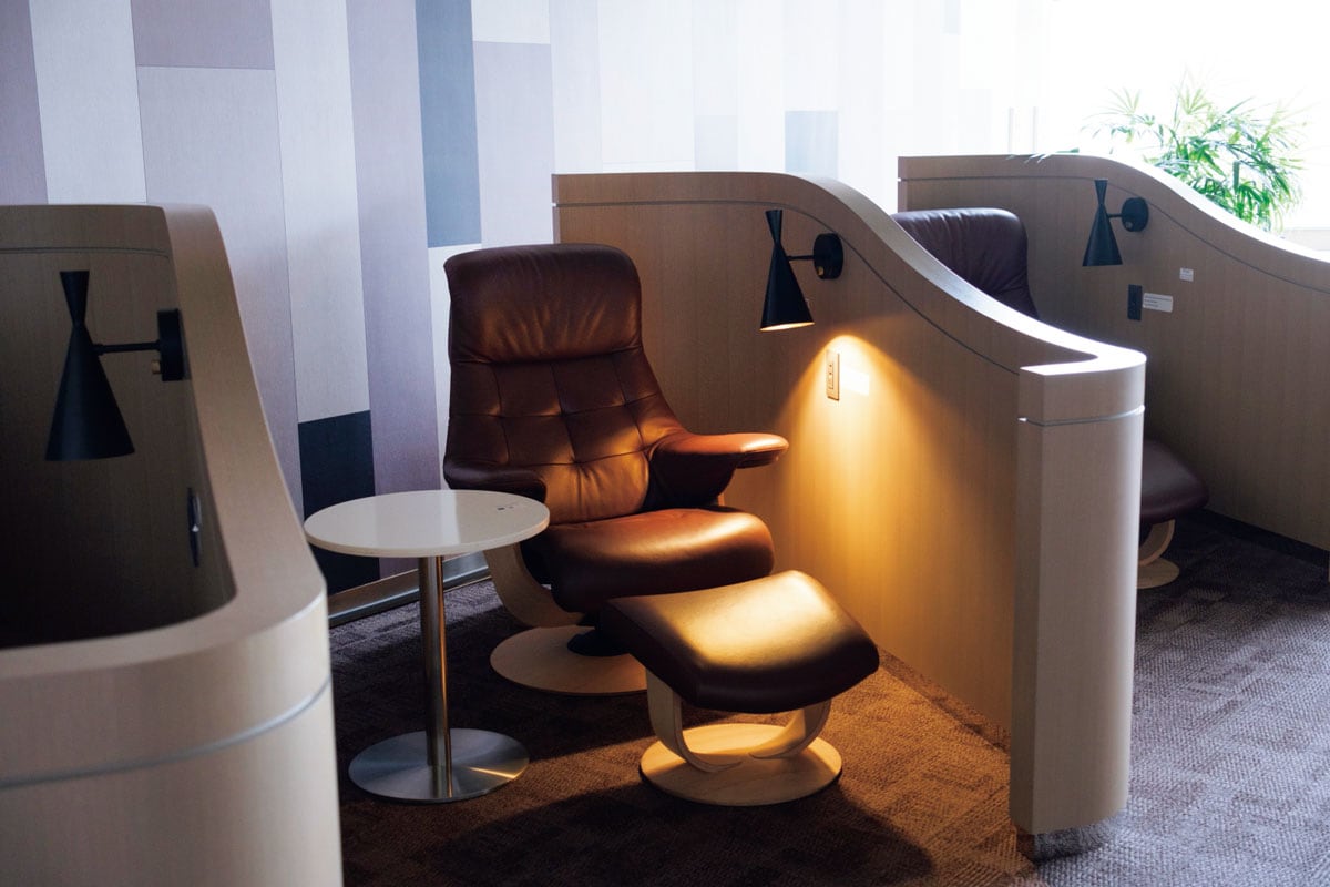 成田国際空港の提携ラウンジ「アスパイアラウンジ」。リクライニングチェアでゆっくりくつろぐことができる。