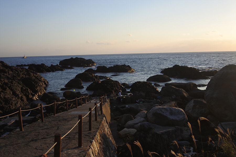 西部林道を超えて、しばらく走ったところにある、島の南部の平内海水温泉。混浴です。