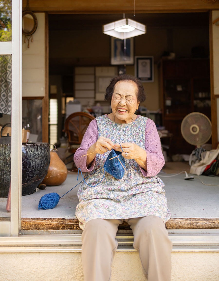 編み物が大好きで毎日欠かさないという堀野さん。ニット類はすべてお手製!