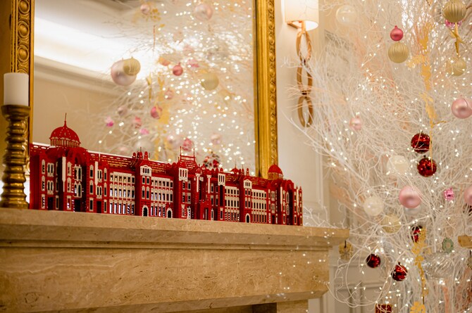 暖炉の上にあるペーパーオブジェ。