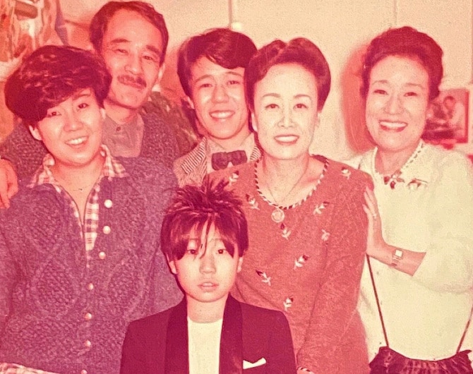 美空ひばりさんとは家族ぐるみの付き合いだった。右からメイコさん、ひばりさん、姉のカンナさん、弟の善之介さん、父の善行さん、はづきさん。