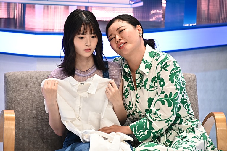 川面千晶さんと母娘を演じる飯沼さん。©TBS