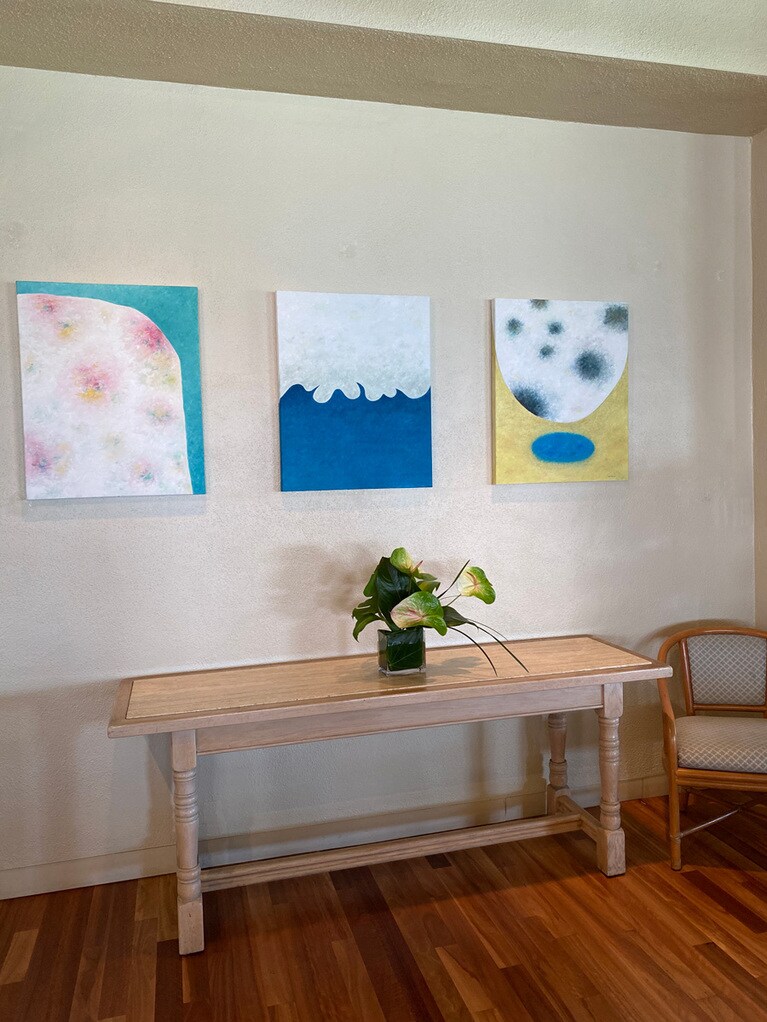 オーキッズのエントランスに展示されているJohn Kogaさんの作品「Land Sky Ocean」。