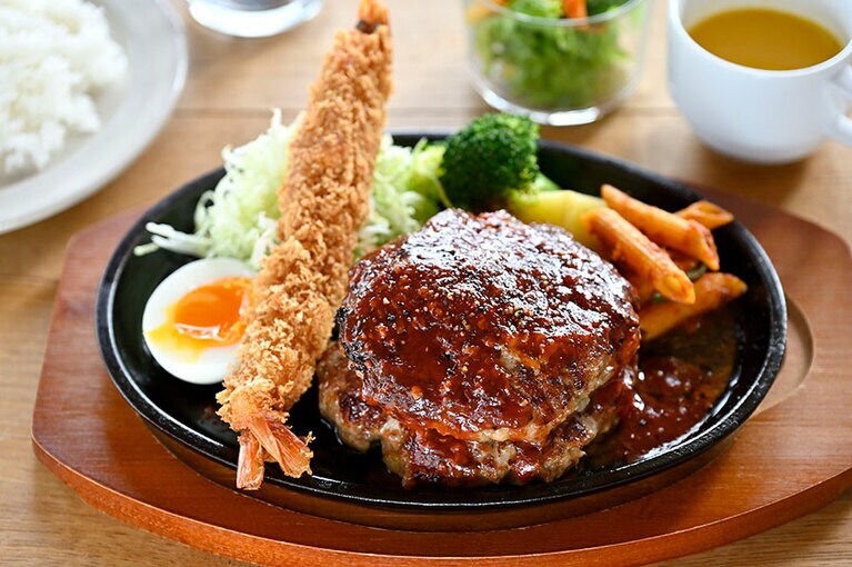 ランチの人気メニュー「マスコスハンバーグダブル (サラダ、スープ、ライス付き)」1,980円。