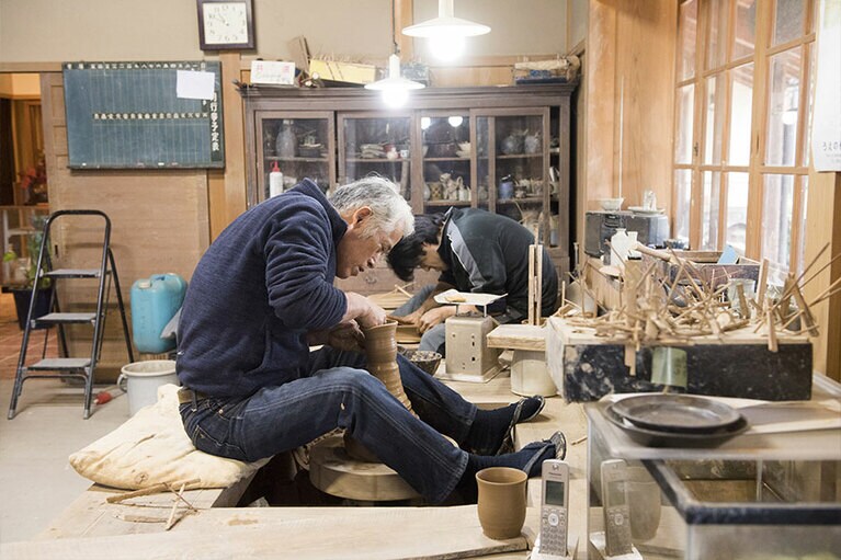 1980年に開窯した福光焼。今は親子で黙々とろくろに向かう。