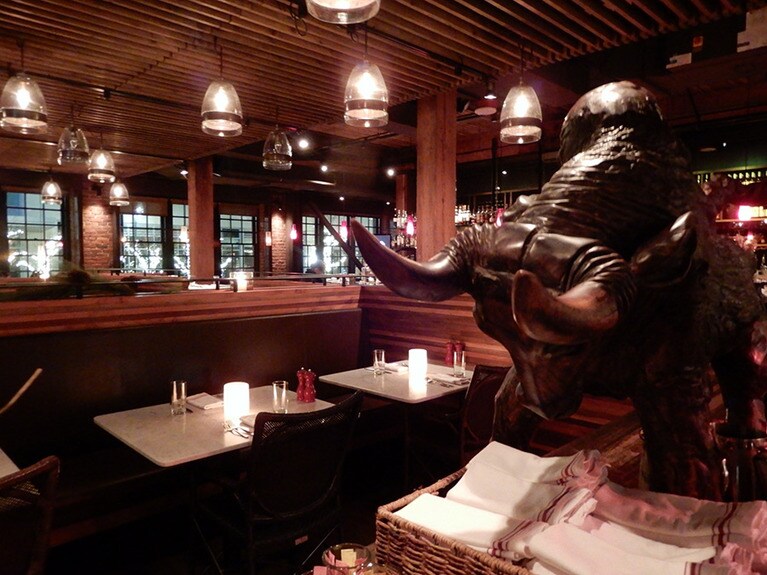 クオーコはイタリア語で料理人。インテリアはクラシックだが、スタッフはフレンドリーで活気がある。