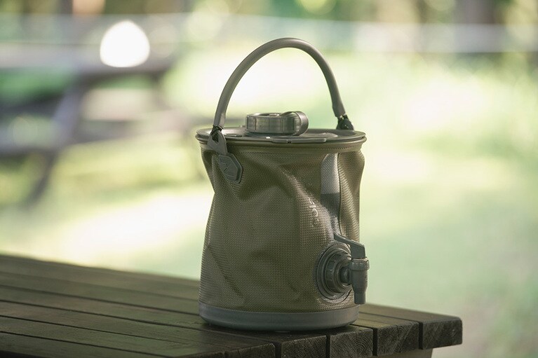 オリーブの他に、グレーとタンの3色展開。8Lの他に大容量の20Lサイズも。2-in-1 Water Carrier ＆ Bucket ウォータージャグ／Colapz