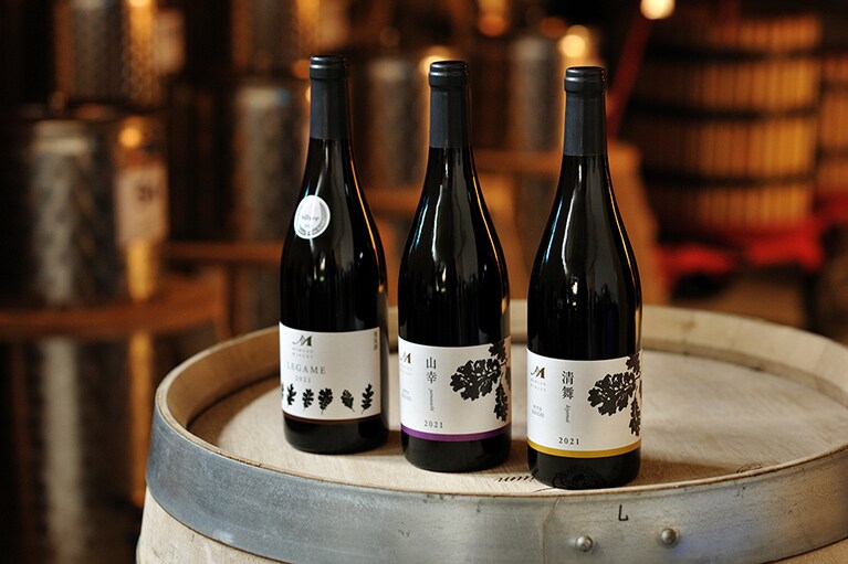 「めむろワイナリー」が生み出す美酒。右から「清舞【BITO KOICHI】vin2021」5500円、「山幸【BITO KOICHI】vin2021」5,280円、「LEGAME vin2021」4,730円。