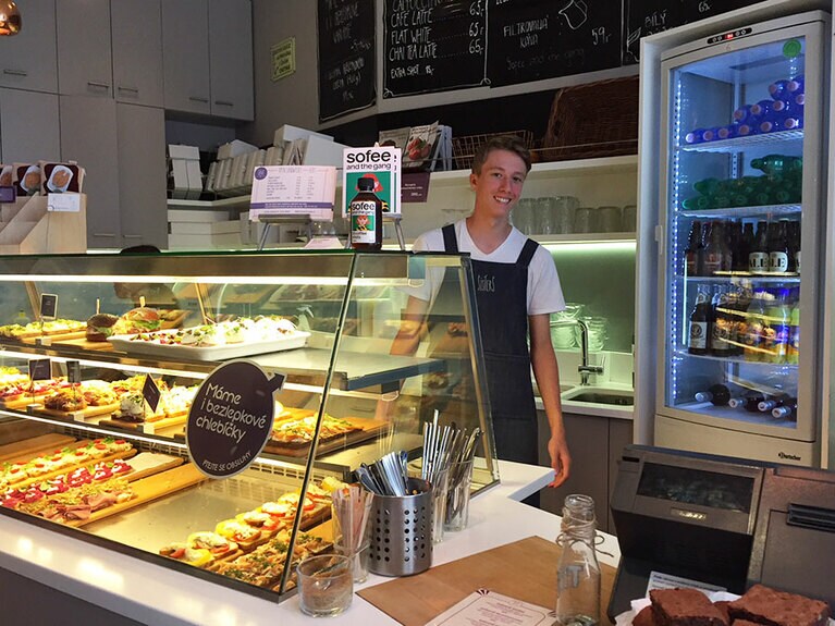 「ビストロ・シスターズ」は、かわいい小さな店。外で食べている人も多い。