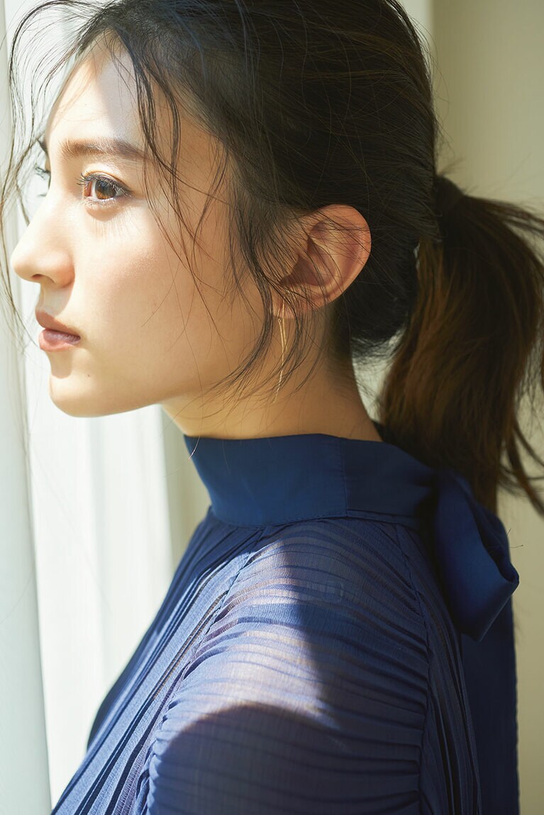 目を伏せる、まばたきをする……仕草とともに色めくグリーンに媚びない美しさをのぞかせて。ブラウス 17,000円／ソブ(フィルム)、イヤリング 23,000円／アガット