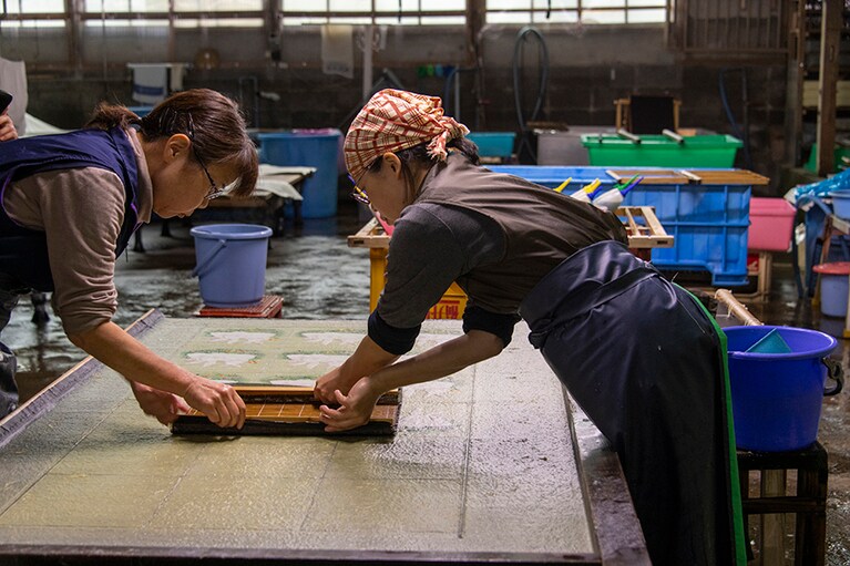 この日は、2023年の「干支色紙」を製作していました。