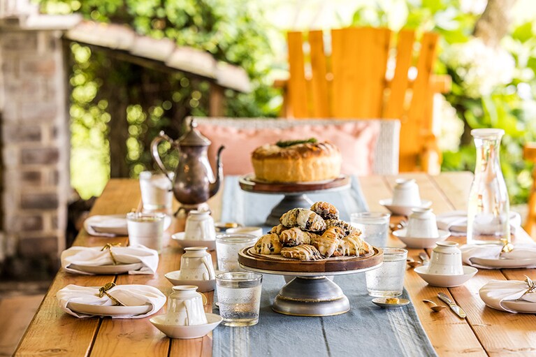 オープンエアで楽しむ気持ちのいい“カントリースタイルティータイム”。スコーンも、ホワイトブレッドも、ジャムも、すべてが上質な美味しさ。