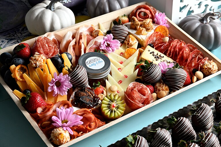 “メッツォ・ボックス” 95ドルは4～8人用のボリューム。チーズ、シャルキュトリー、季節のフルーツ、ジャム、ナッツ、蜂蜜、クラッカーなどが入ってゴージャス。