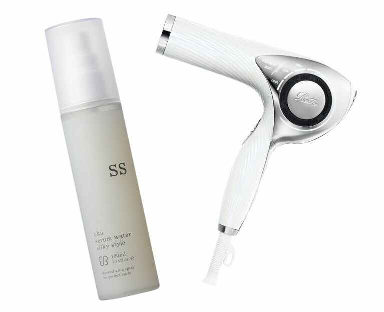 左：熱に反応するシルク由来成分が、髪表面をコート。ダメージを防ぐ。セラムウォーター シルキースタイル 100mL 3,000円／uka Tokyo head office、右：センサーが髪の温度を検知し約60度以下になるようコントロール。ダメージを抑え、しっとりした髪に。リファビューテック ドライヤー 33,000円／MTG