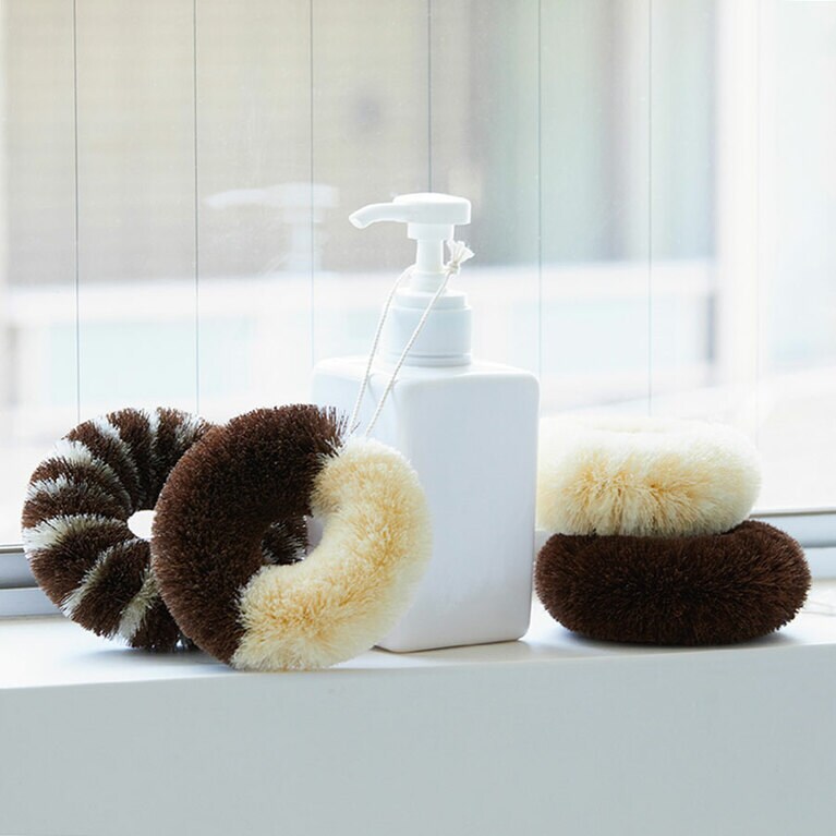 棕櫚(しゅろ)のたわし。高田さんちのドーナッツ 通常サイズ 990円など／髙田耕造商店